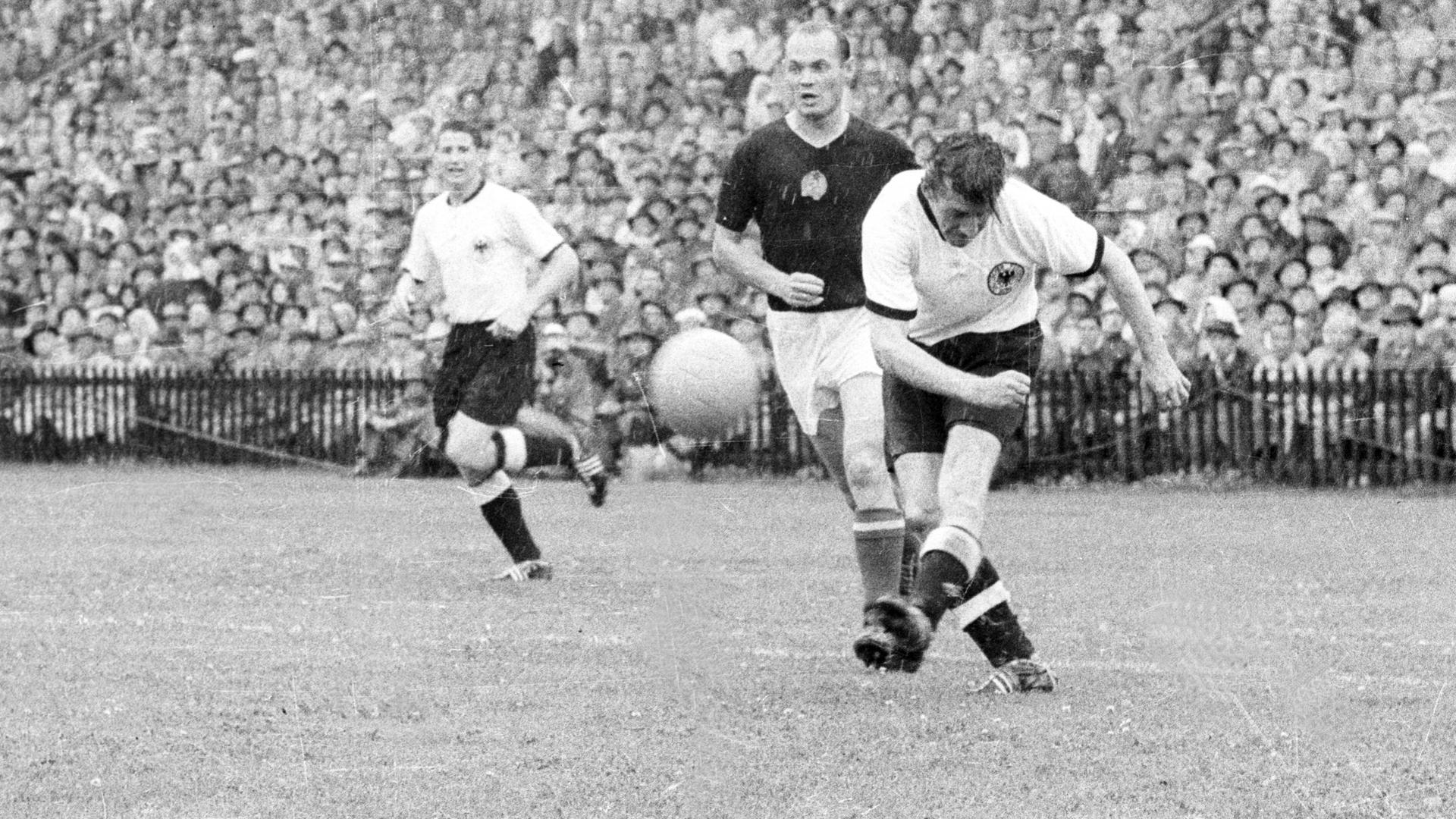 Fritz Walter im WM-Finale 1954 gegen den Ungarn Jenö Buzanszky