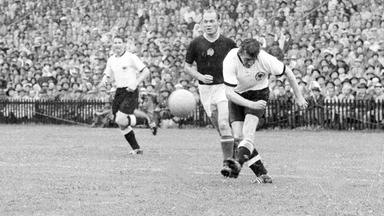 Fritz Walter im WM-Finale 1954 gegen den Ungarn Jenö Buzanszky