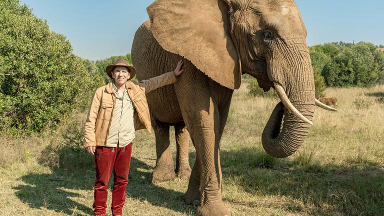 Fritz Fuchs (Guido Hammesfahr) bei der Wildtierzählung. Jemand behauptet bei der Polizei anonym, der Naturfreund sei ein Wilderer.