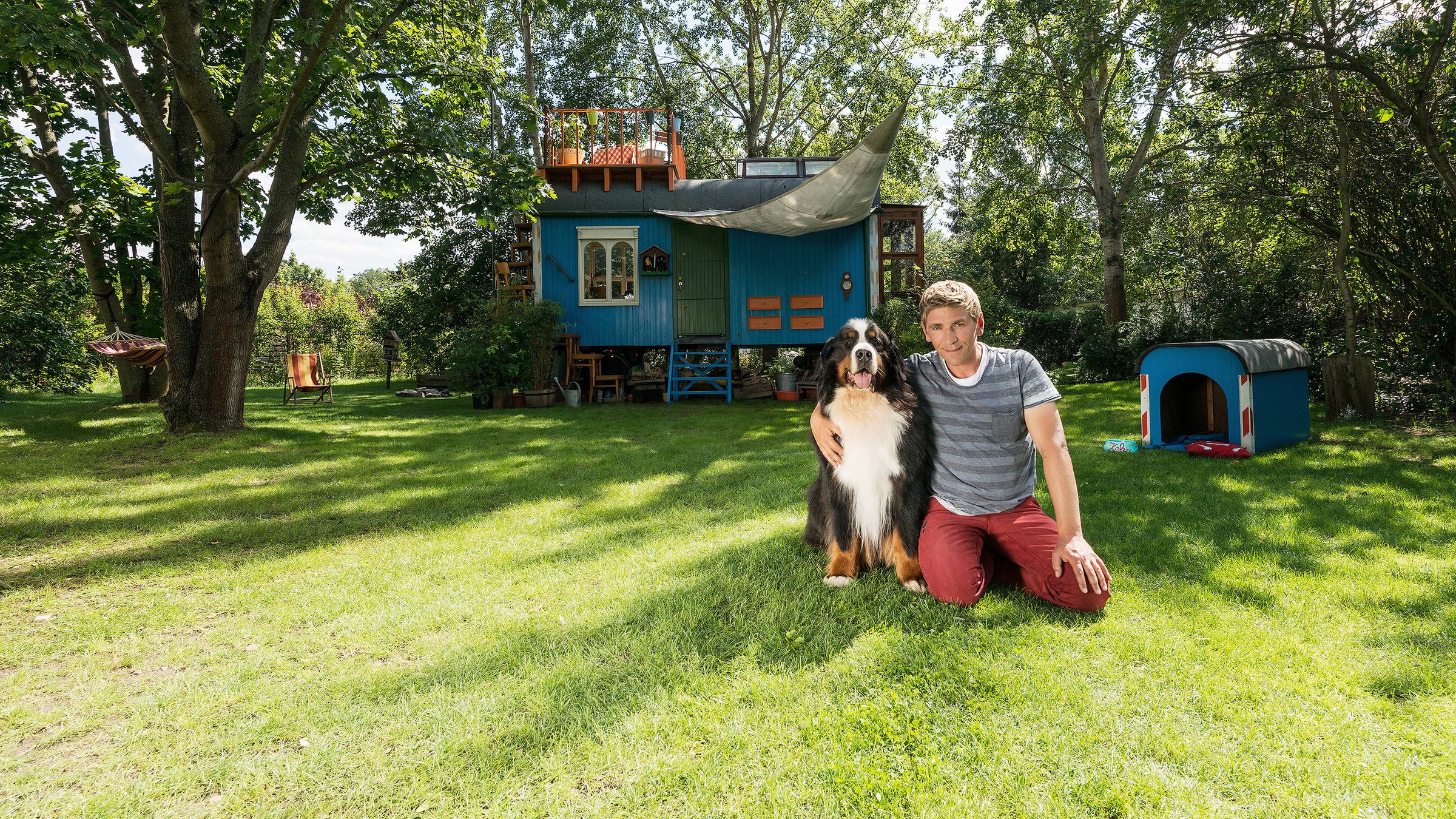 Fritz Fuchs mit seinem Hund Keks vor dem Bauwagen.