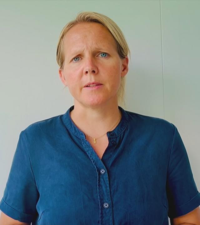 Frity Kromp bei einem Interview vor einer weißen Wand