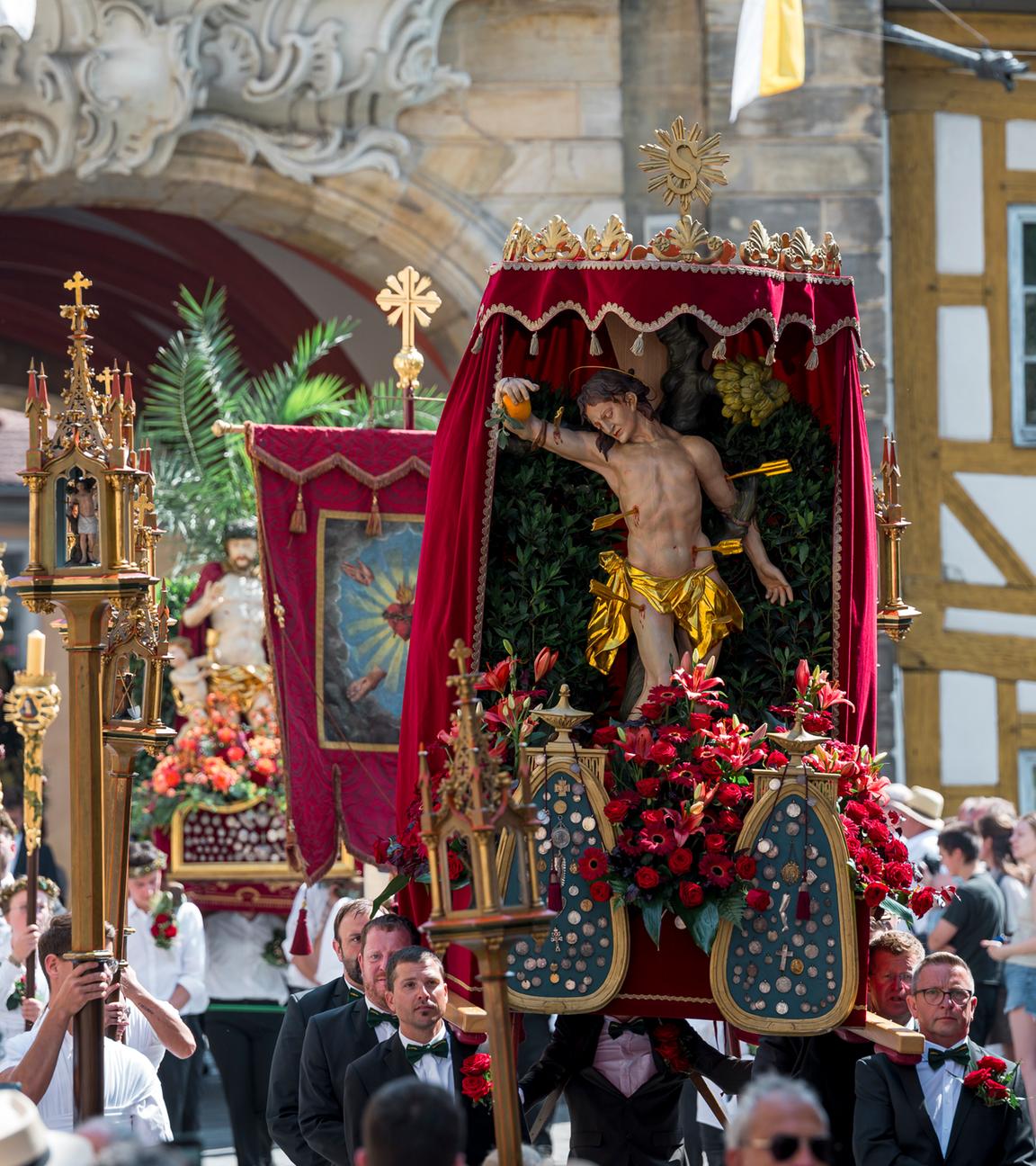 Eine Fronleichnam-Prozession in Bamberg, Bayern