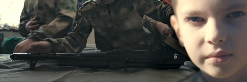 Montage: Kinder werden an Waffen ausgebildet