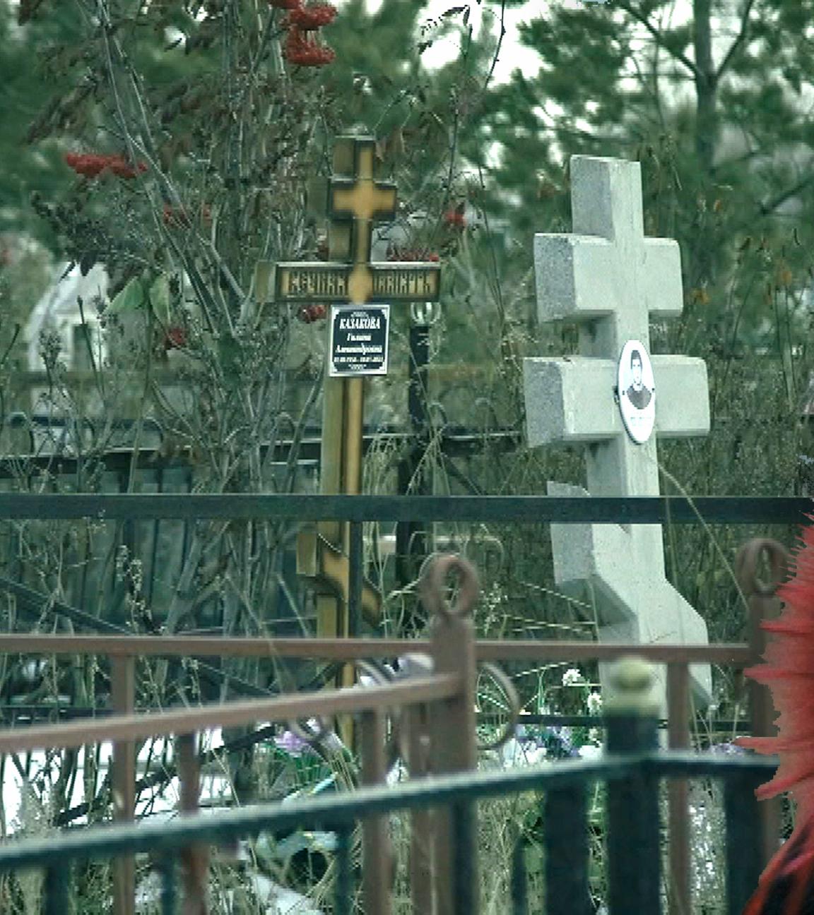 Montage: Mutter trauert auf dem Friedhof