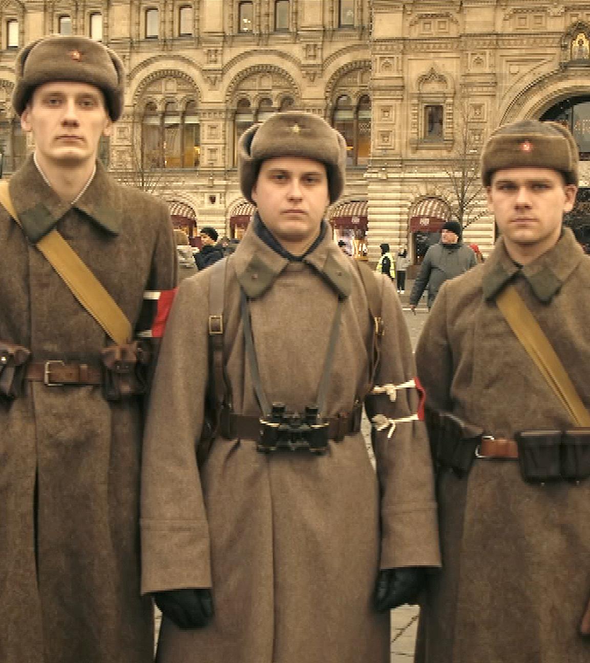 Jungendliche in der Kleidung von Kriegsveteranen des Zweiten Weltkriegs