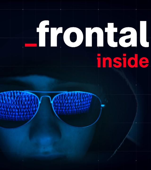 Ein Hacker mit Sonnenbrille schaut Computerbildschirm