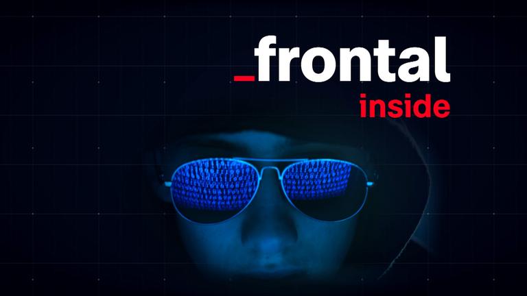 Ein Hacker mit Sonnenbrille schaut Computerbildschirm