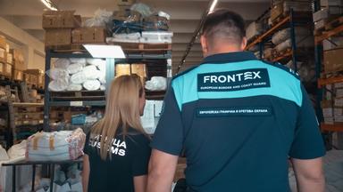 Grenzbeamte und ein Frontex-Mitarbeiter im Lager mit beschlagnahmten Waren