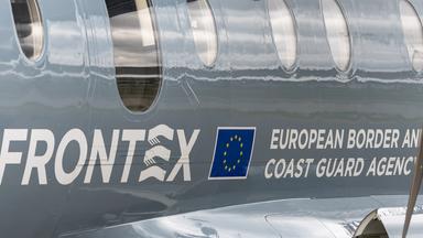 Detailaufnahme des Rumpfes eines Ueberwachungsflugzeugs der Frontex