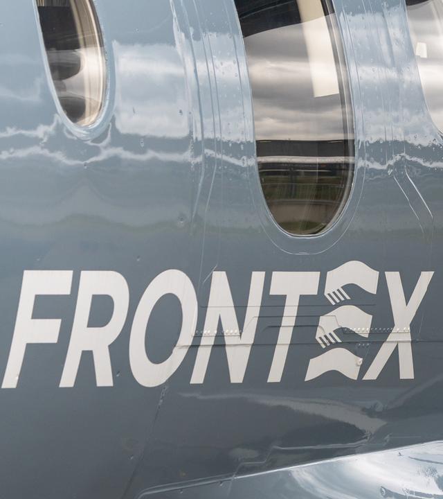 Detailaufnahme des Rumpfes eines Ueberwachungsflugzeugs der Frontex