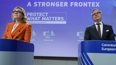 Die EU hält eine Pressekonferenz zur Stärkung von Frontex und zur Digitalisierung des Rückführungsprozesses teil. 