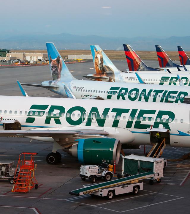 Jets von Frontier Airlines stehen am 22. September 2019 an den Gates des Denver International Airport in Denver.