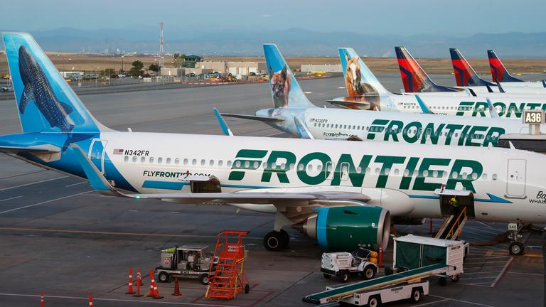 Jets von Frontier Airlines stehen am 22. September 2019 an den Gates des Denver International Airport in Denver.