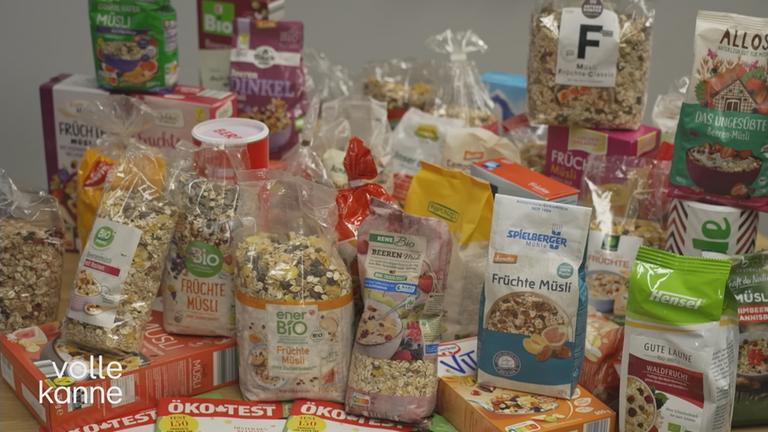 Verschiedene Früchtemüslis auf dem Tisch