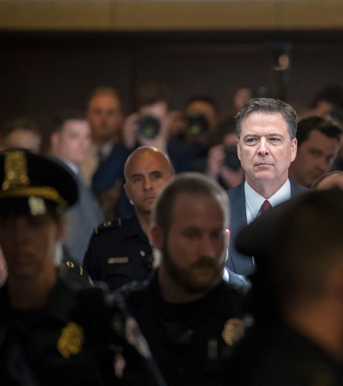 Archiv: Der ehemalige FBI-Direktor James Comey geht durch einen Korridor auf dem Weg zu einem sicheren Raum, um seine Aussage vor dem Geheimdienstausschuss des Senats auf dem Capitol Hill fortzusetzen. 