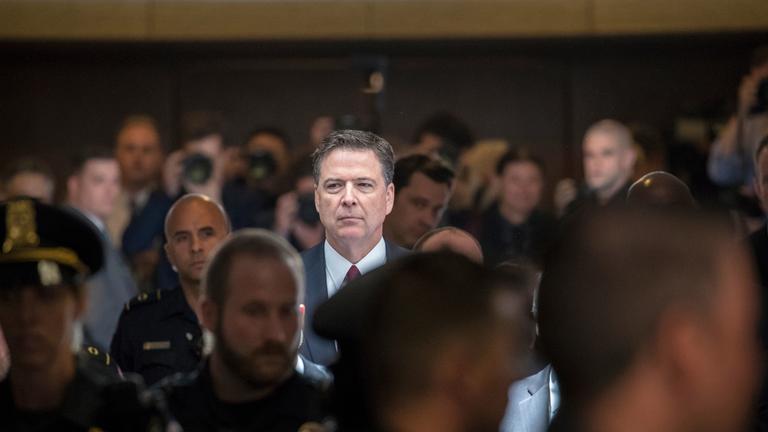 Archiv: Der ehemalige FBI-Direktor James Comey geht durch einen Korridor auf dem Weg zu einem sicheren Raum, um seine Aussage vor dem Geheimdienstausschuss des Senats auf dem Capitol Hill fortzusetzen. 