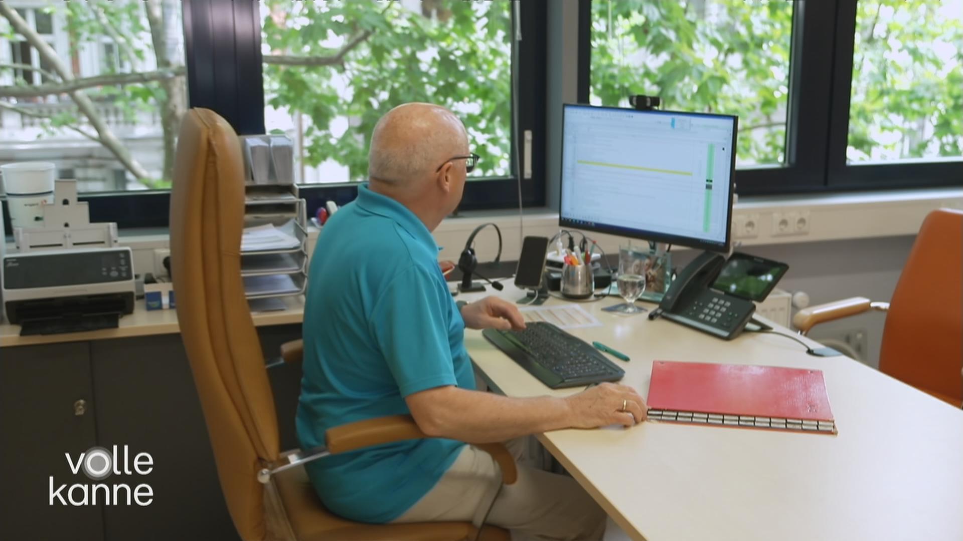 Arzt sitzt vor seinem PC