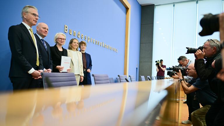 Martin Werding (l-r), Mitglied des Sachverständigenrats zur Begutachtung der gesamtwirtschaftlichen Entwicklung, Achim Truger, Mitglied des Sachverständigenrats zur Begutachtung der gesamtwirtschaftlichen Entwicklung, Monika Schnitzer, Vorsitzende des Sachverständigenrats zur Begutachtung der gesamtwirtschaftlichen Entwicklung, Ulrike Malmendier, Mitglied des Sachverständigenrats zur Begutachtung der gesamtwirtschaftlichen Entwicklung, und Veronika Grimm, Mitglied des Sachverständigenrats zur Begutachtung der gesamtwirtschaftlichen Entwicklung, stehen während der Vorstellung des Frühjahrsgutachtens des Sachverständigenrates Wirtschaft in der Bundespressekonferenz.