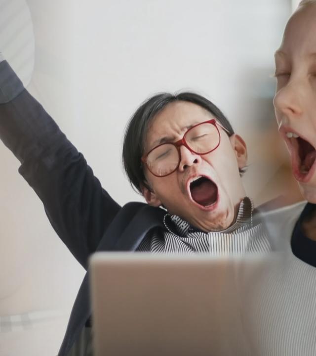 Kinder, die gähnen.