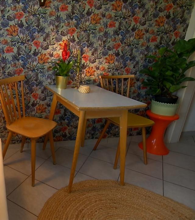 Geschmackvolle Flower-Prints auf Textilien und Tapeten sorgen für Frühlingsatmosphäre. 
