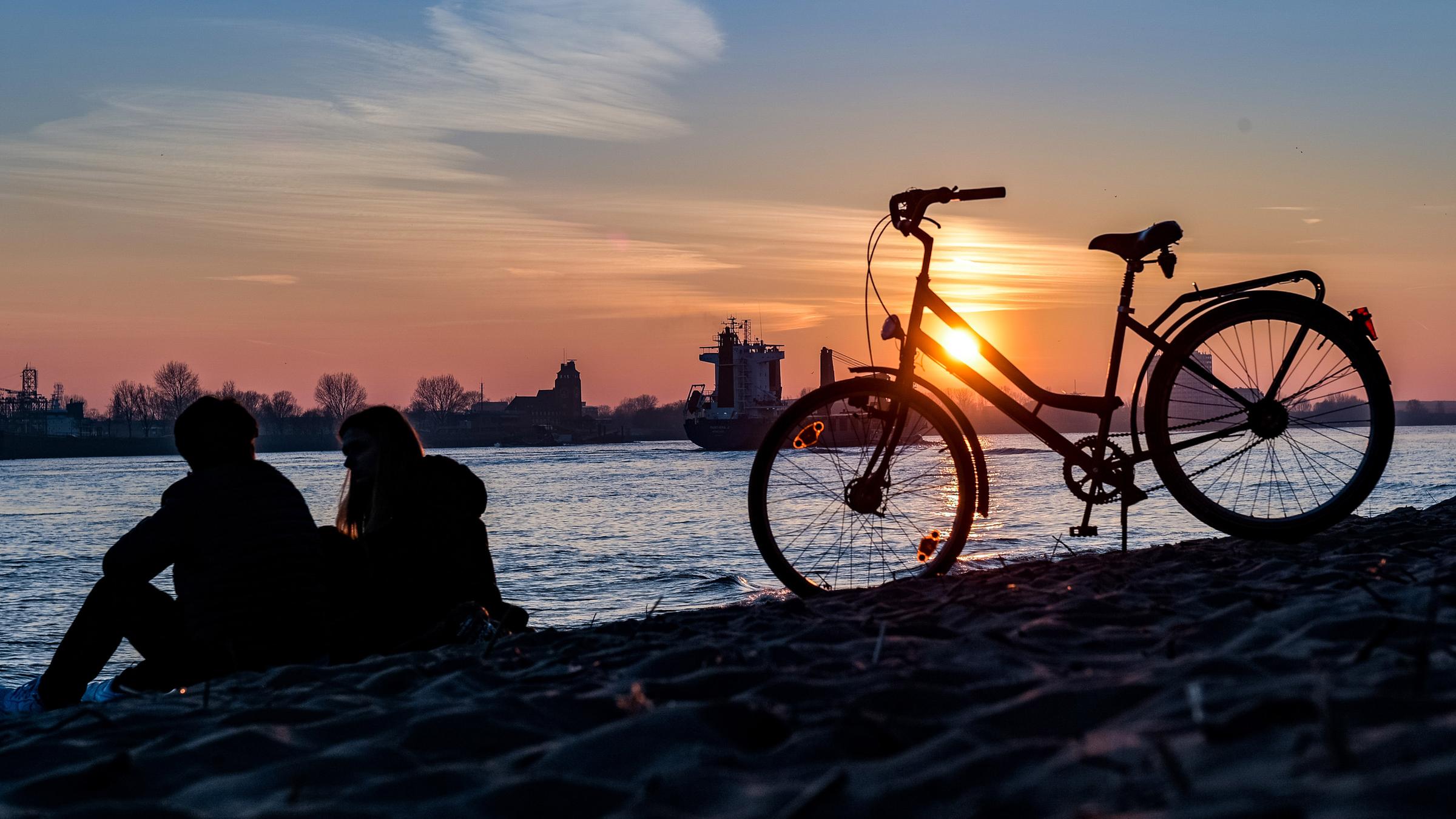Mann und Frau am Elbstrand 