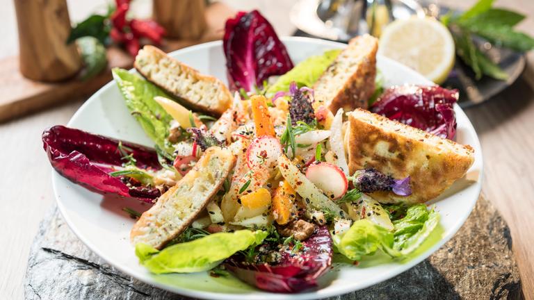 Frühlingssalat in Walnussmarinade mit Leinsamen-Blinis
