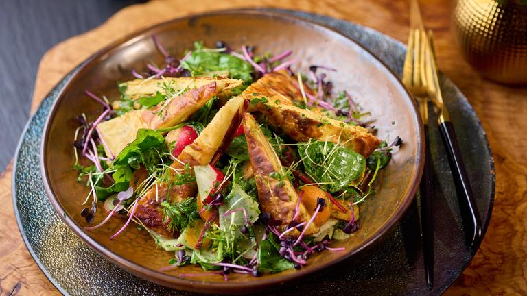 Frühlingsgemüse-Salat in Bärlauchmarinade mit Tofusegeln