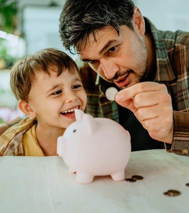 Vater lehrt Sohn, zu Hause Geld zu sparen.