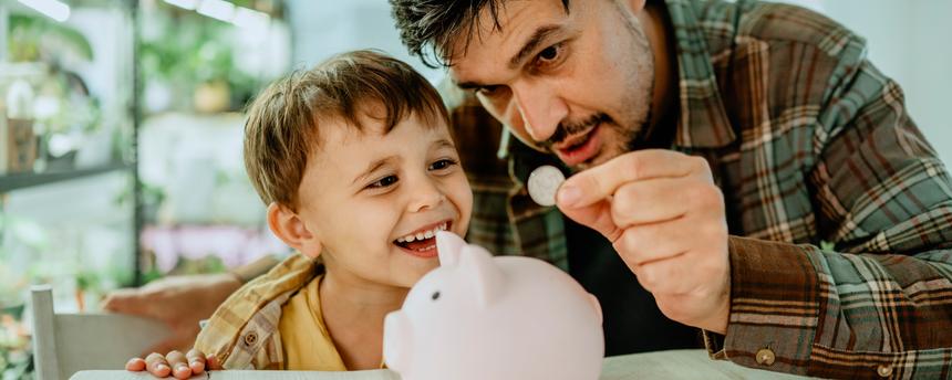 Vater lehrt Sohn, zu Hause Geld zu sparen.