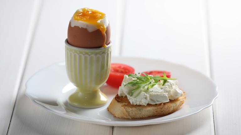 Ein Frühstücksei auf einem Teller