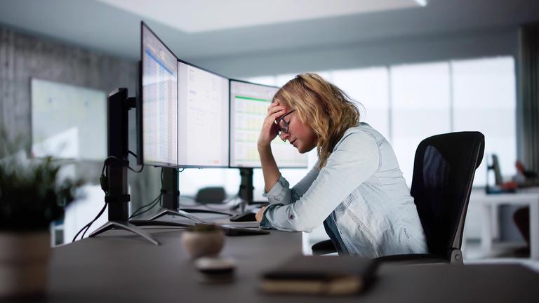 Mitarbeiterin ist von ihrem Job frustriert