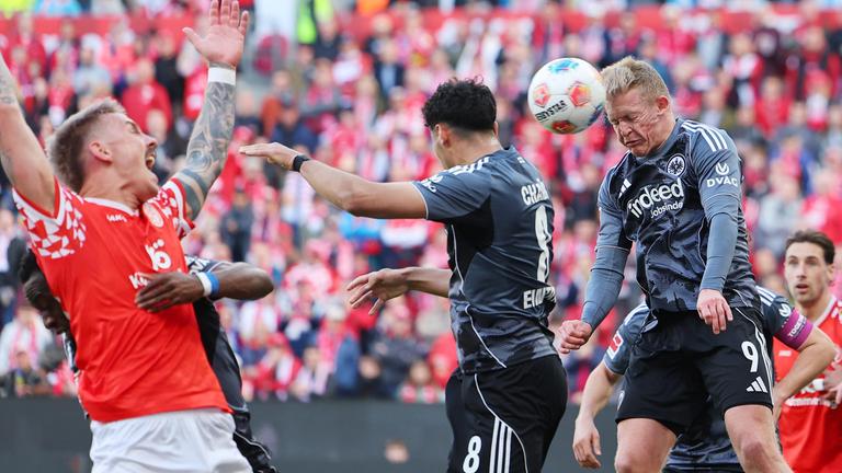 Philipp Tietz, Fares Chaibi, Jonathan Burkardt (Frankfurt) kämpfen. 