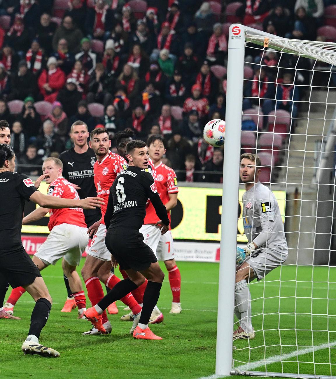 Danny da Costa (1. FSV Mainz 05) lenkt den Ball zum 0:1 ins eigene Tor.