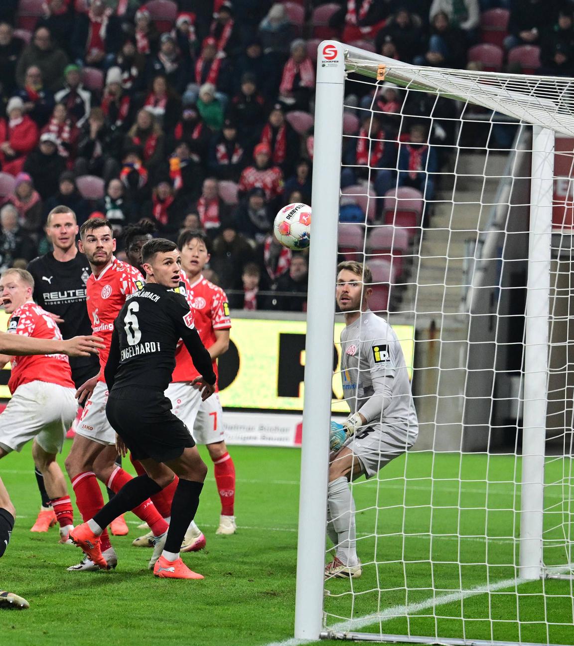 Danny da Costa (1. FSV Mainz 05) lenkt den Ball zum 0:1 ins eigene Tor.
