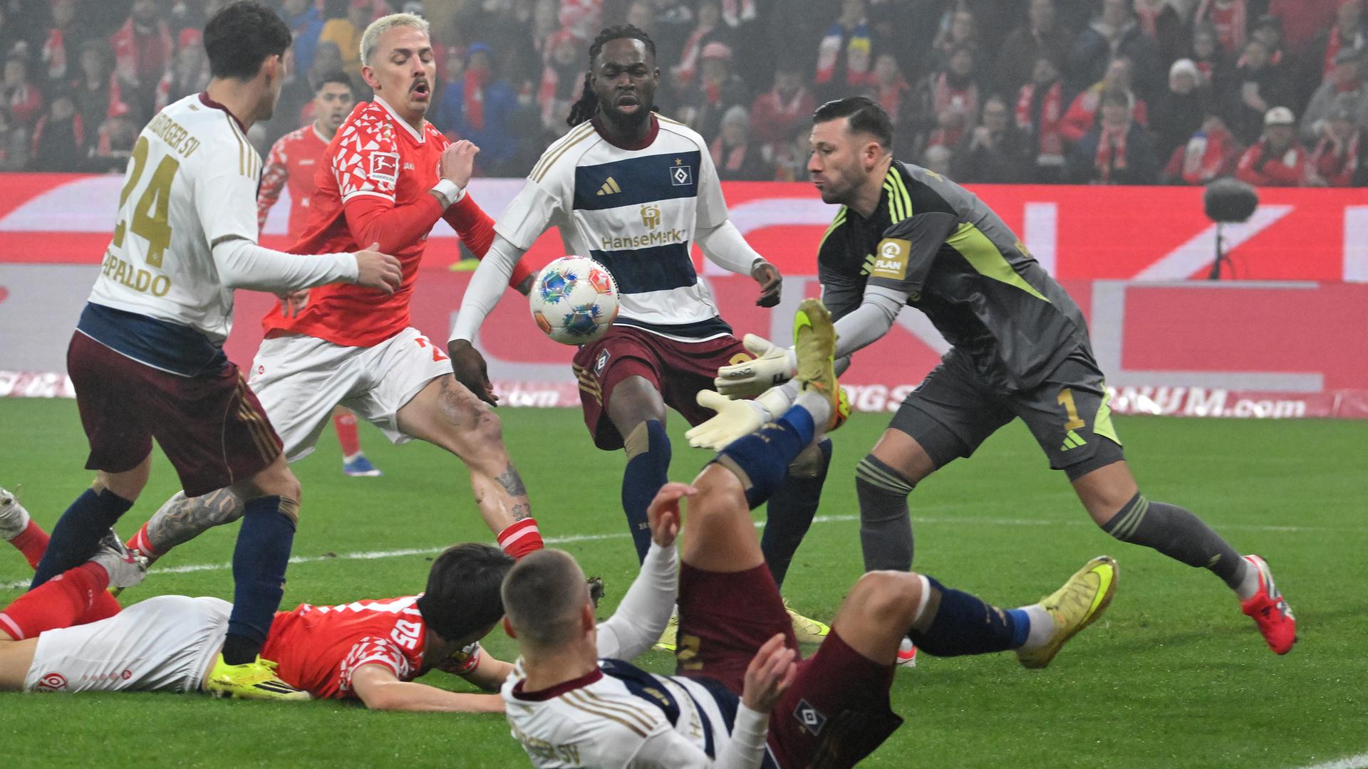 Phillip Tietz (1. FSV Mainz 05) und Torwart Daniel Heuer Fernandes (Hamburger SV) kämpfen. 