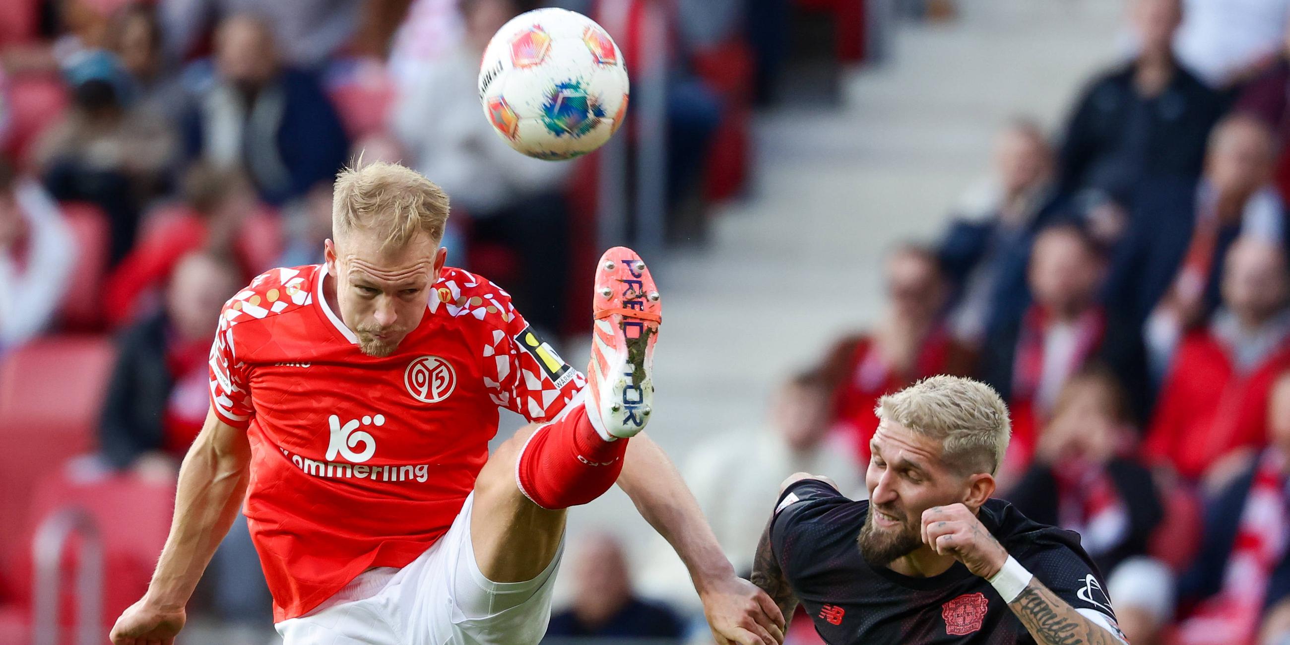 Andreas Hanche Olsen (FSV Mainz 05) und Robert Andrich (Bayer 04 Leverkusen) kämpfen.