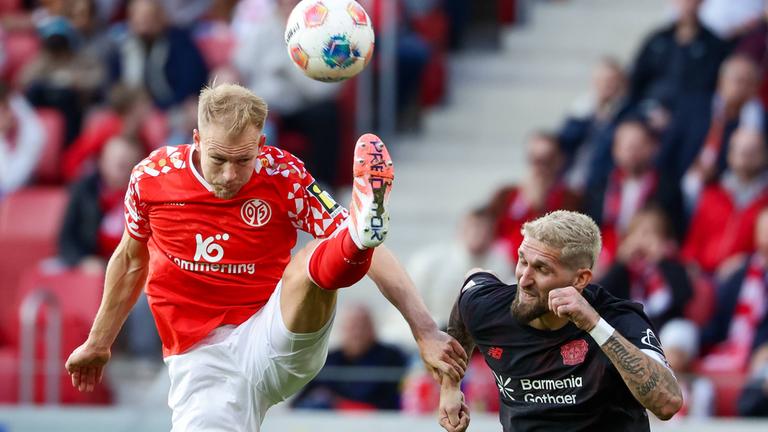 Andreas Hanche Olsen (FSV Mainz 05) und Robert Andrich (Bayer 04 Leverkusen) kämpfen.