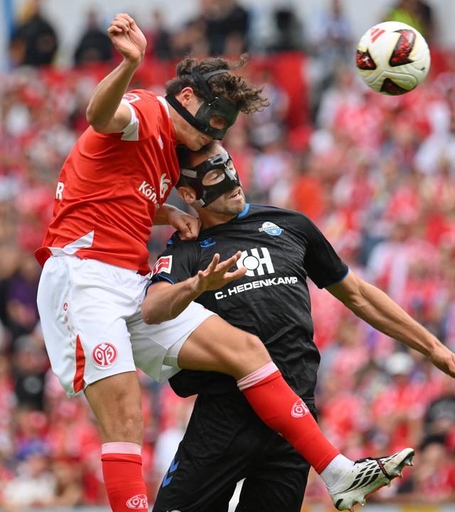 Fabio Gruber (1. FSV Mainz 05) spielt gegen Marvin Pieringer (SC Paderborn).