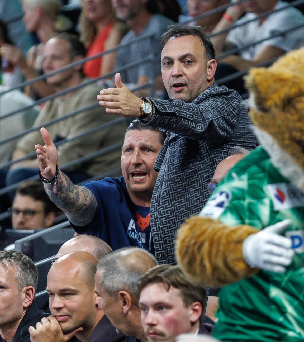 Füchse Berlin: Geschäftsführer Bob Hanning (r) und Sportdirektor Stefan Kretzschmar der Füchse Berlin zeigen in eine Richtung und rufen etwas.