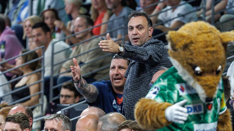 Füchse Berlin: Geschäftsführer Bob Hanning (r) und Sportdirektor Stefan Kretzschmar der Füchse Berlin zeigen in eine Richtung und rufen etwas.