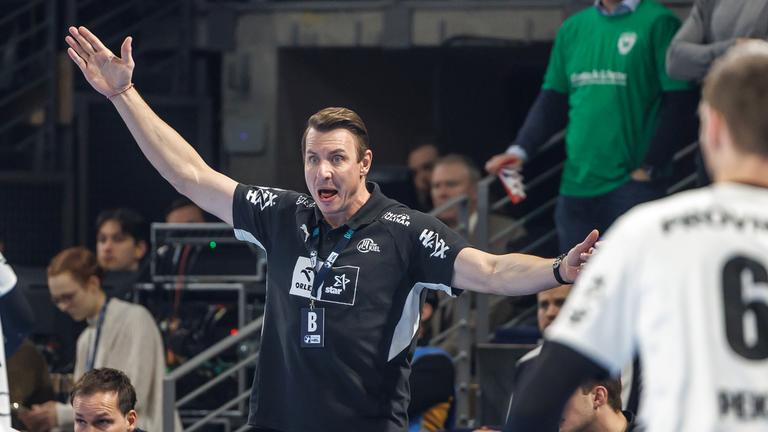 Trainer Filip Jicha (THW Kiel) ruft seinem Team gestikulierend etwas zu.