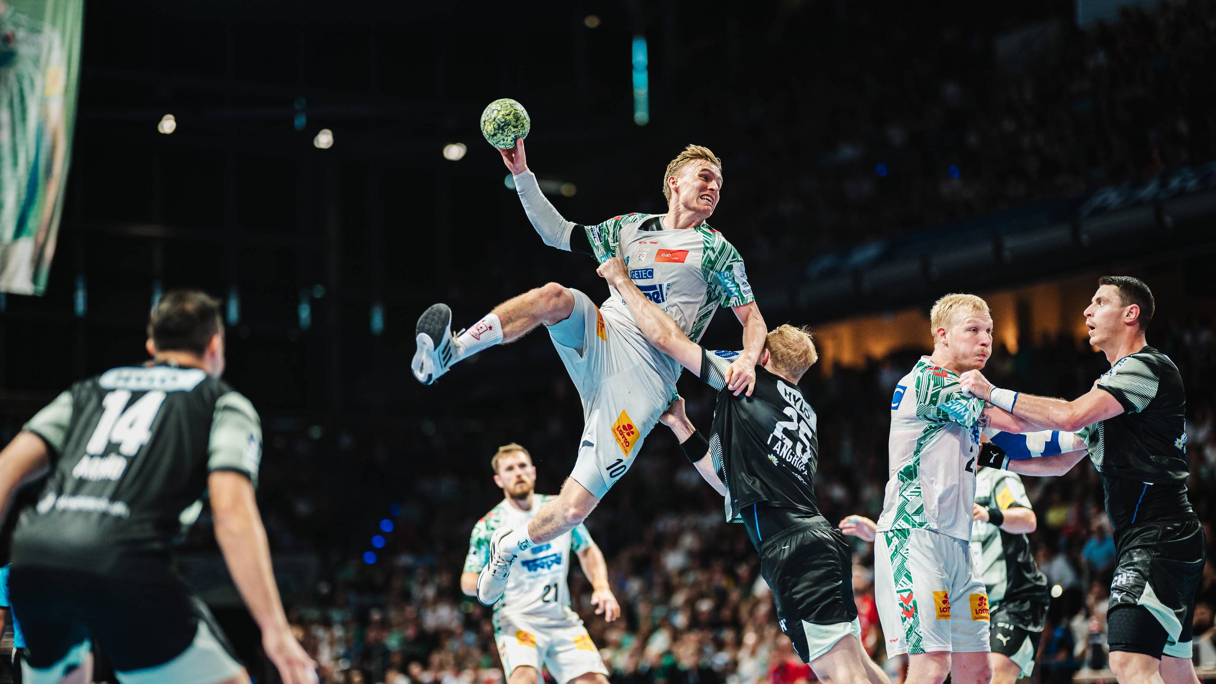 Füchse Berlin - SC Magdeburg: Gisli Kristjansson (SC Magdeburg) beim Sprungwurf. Matthes Langhoff (Füchse Berlin) versucht, ihn zu hindern