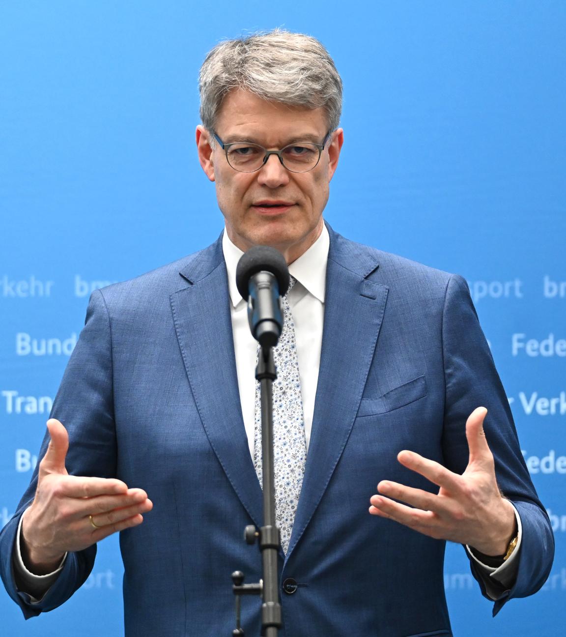 Patrick Schnieder (CDU), Bundesminister für Verkehr, spricht während eines Pressegesprächs zum Thema bezahlbarer Führerschein.