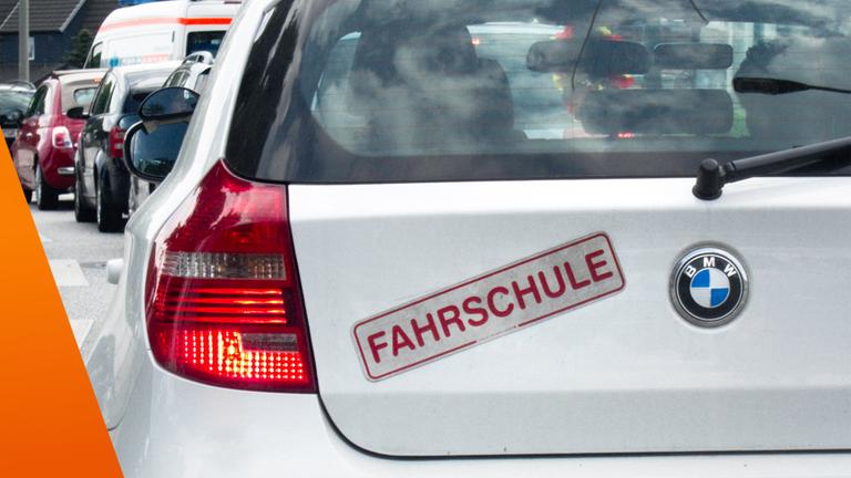 Auto mit Fahrschule-Schild: 
