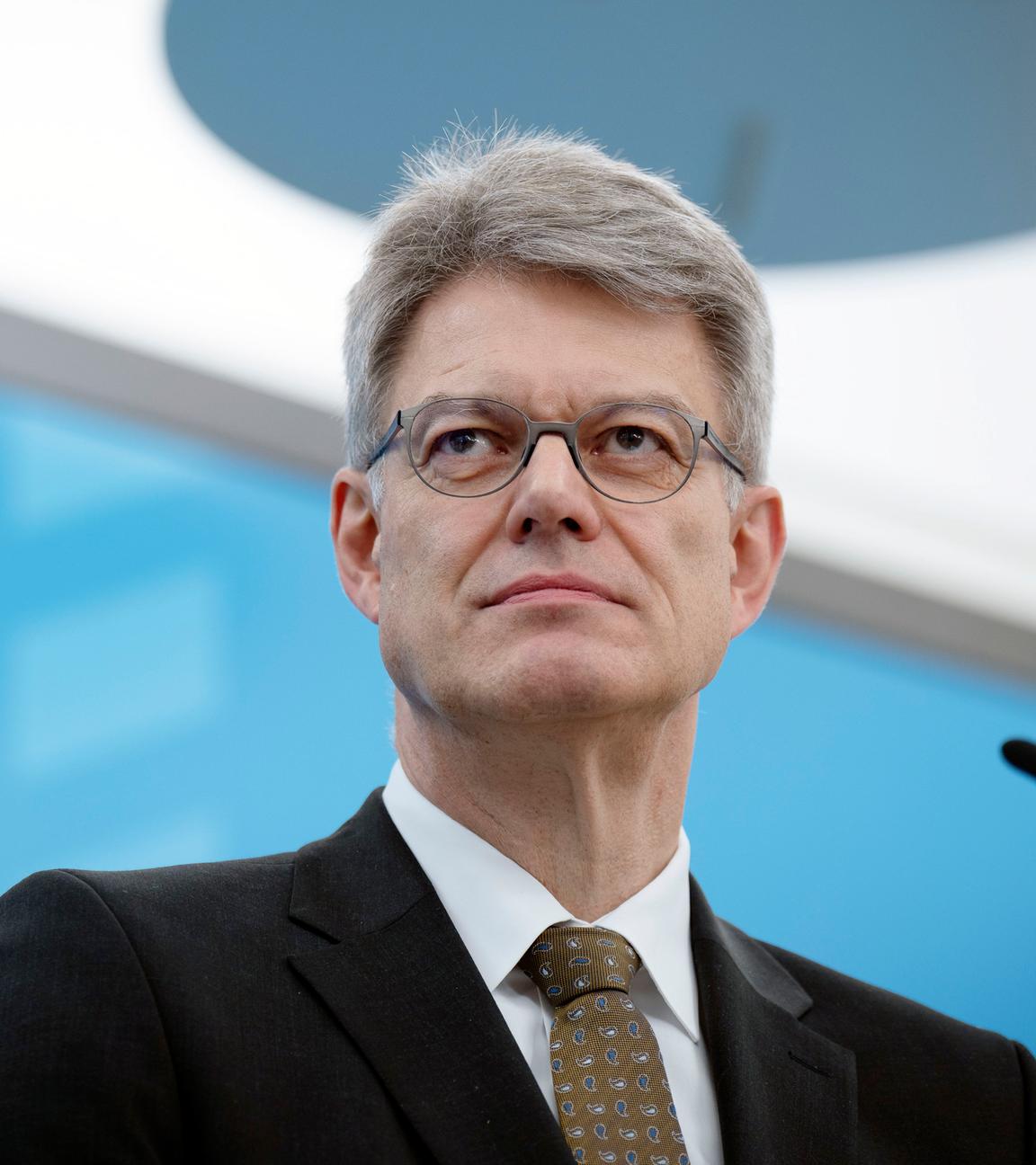 Patrick Schnieder beim Pressestatement zum Thema 'Bezahlbarer Führerschein - Reform der Fahrschulausbildung' im Bundesverkehrsministerium.