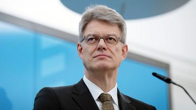 Patrick Schnieder beim Pressestatement zum Thema 'Bezahlbarer Führerschein - Reform der Fahrschulausbildung' im Bundesverkehrsministerium.