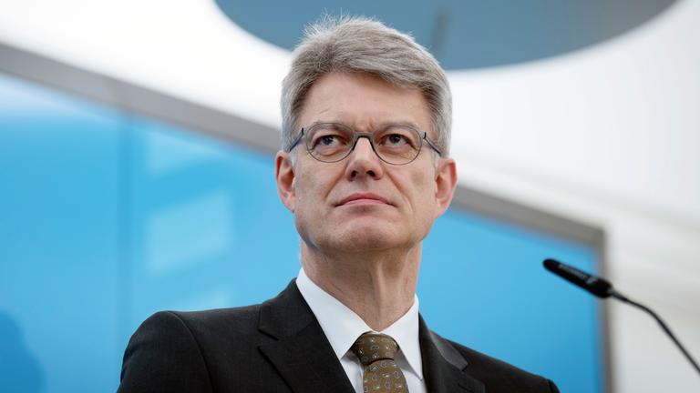 Patrick Schnieder beim Pressestatement zum Thema 'Bezahlbarer Führerschein - Reform der Fahrschulausbildung' im Bundesverkehrsministerium.