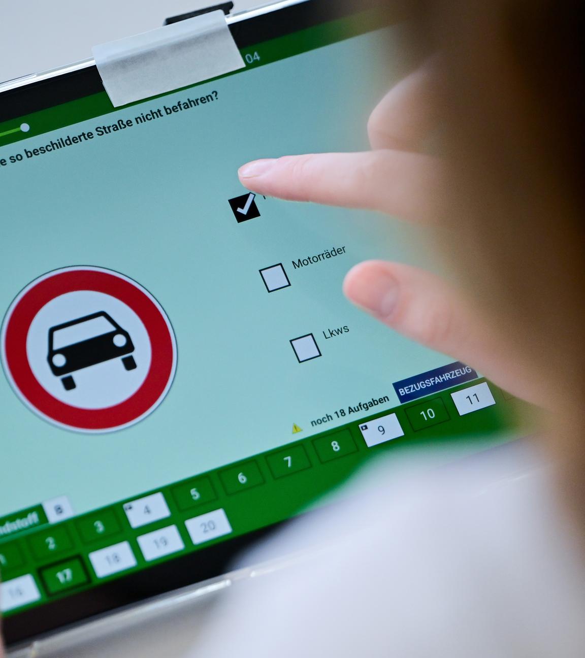 Führerschein-Theorieprüfung (Illustration)