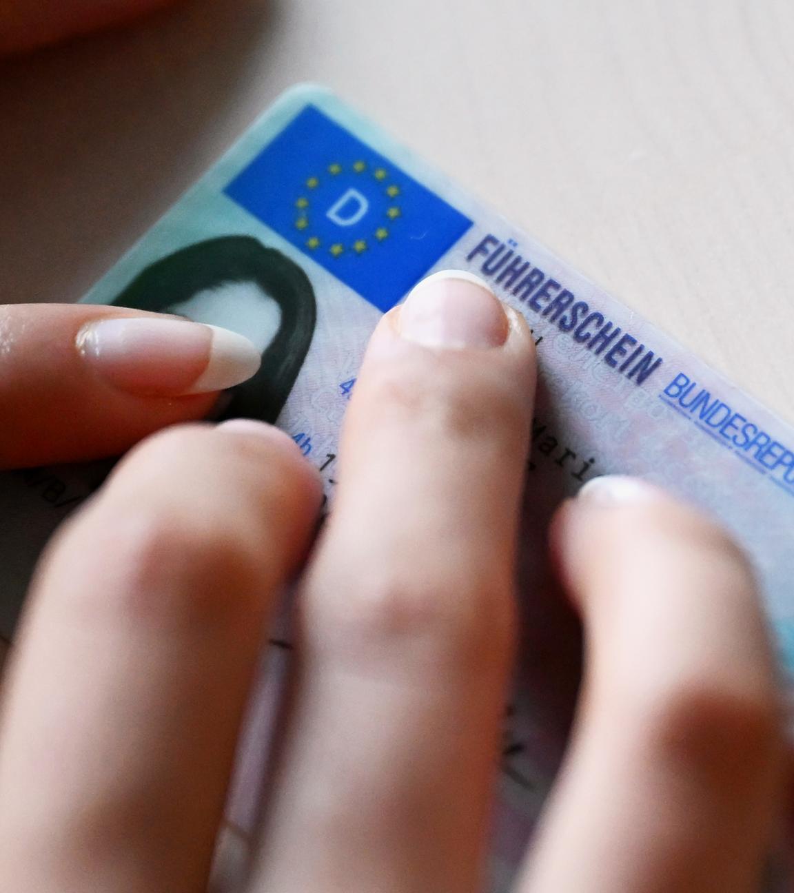 Ein Führerschein und ein Autoschlüssel liegt auf dem Tisch.