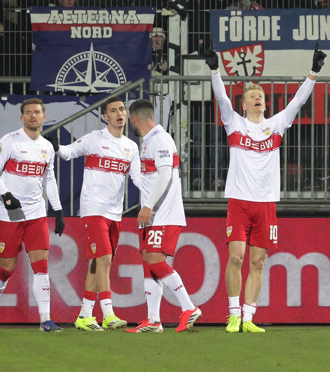 Nach seinem Treffer zum 0:2 für den VfB Stuttgart im Viertelfinale des DFB-Pokals gegen Holstein Kiel, streckt Stuttgarts Flügelspieler Chris Führich jubelnd seine Hände in die Luft